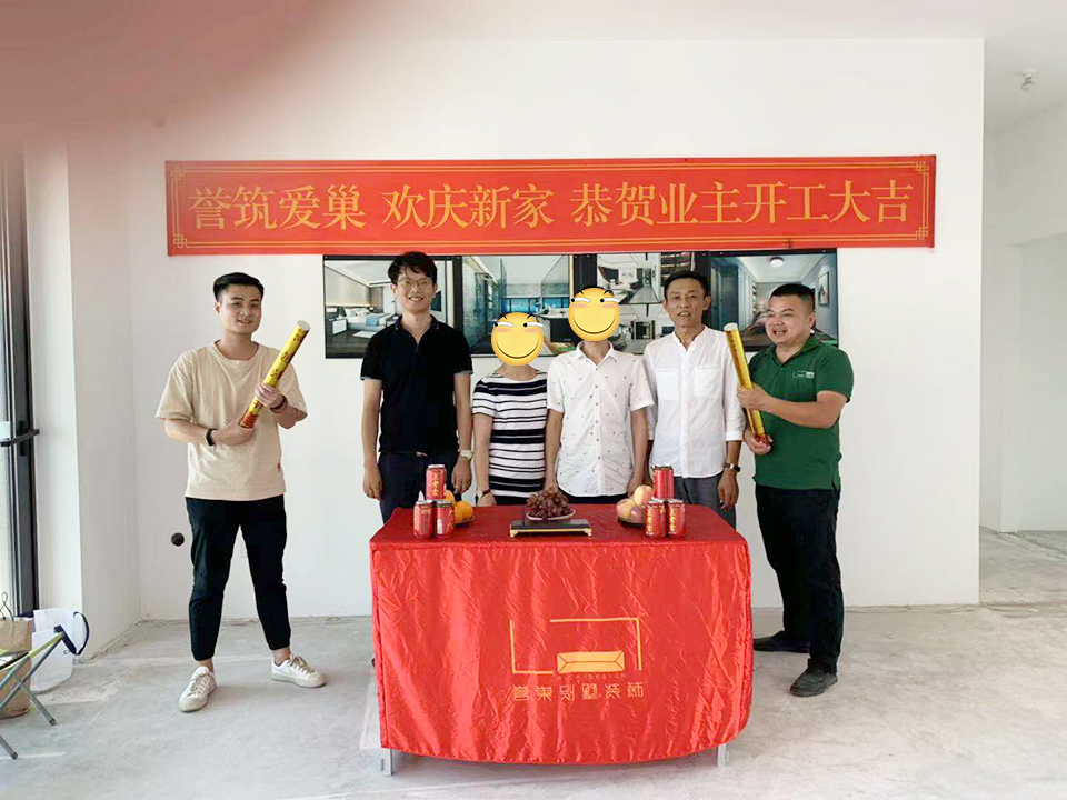 恭喜華聯(lián)城市Z先生、H小姐開工大吉